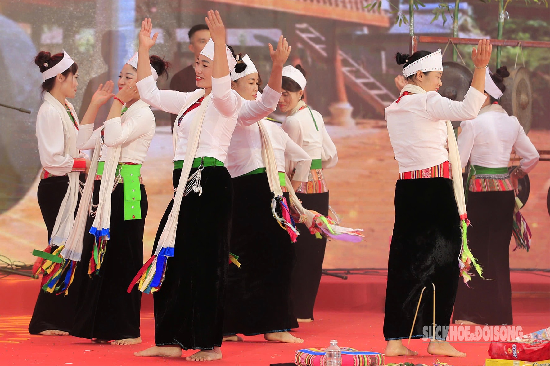 Xem bà Mo thực hiện nghi lễ 