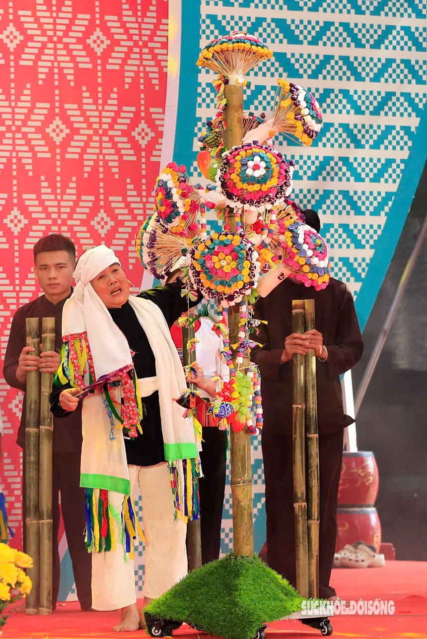 Xem bà Mo thực hiện nghi lễ 