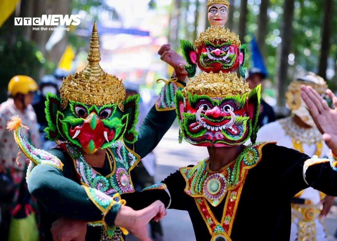 Nơi đây, mỗi nghề truyền thống không chỉ là phương tiện mưu sinh mà còn là sợi dây kết nối quá khứ và hiện tại, lưu giữ hồn cốt văn hóa của cộng đồng. Trong số đó, nghề làm mặt nạ Khmer là minh chứng sống động cho sự khéo léo và tâm huyết của các nghệ nhân – những người âm thầm gìn giữ và thổi hồn vào từng sản phẩm, để truyền thống ấy vẫn tỏa sáng qua từng thế hệ.