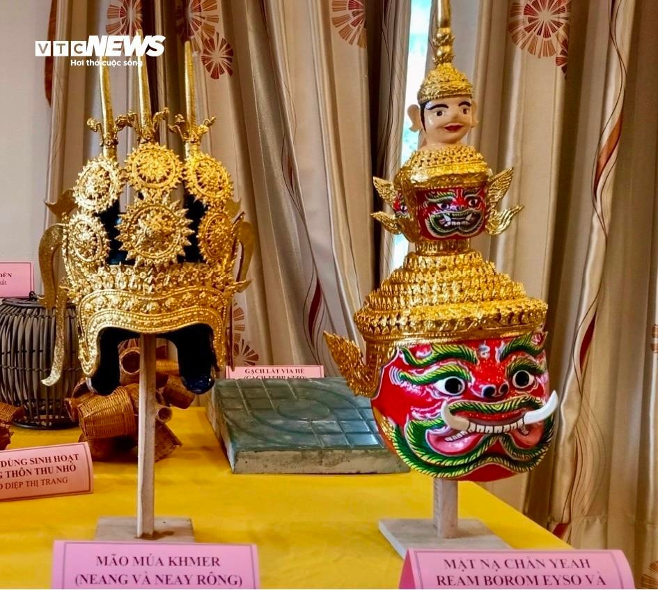 Theo tài liệu của Bảo tàng Văn hóa dân tộc Khmer Trà Vinh, mão và mặt nạ là những sản phẩm kết tinh giá trị lịch sử, văn hóa và khoa học, đồng thời thể hiện đậm nét bản sắc của cộng đồng Khmer Vĩnh Long nói riêng và vùng Nam Bộ nói chung.