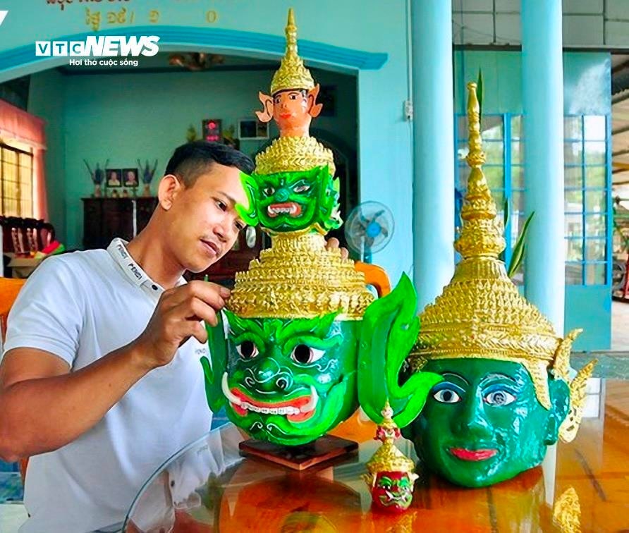 Nghệ nhân Ưu tú Thạch Sang – người giữ lửa cuối cùng của đoàn rô băm Giồng Lức – dù đã ngoài 70 tuổi vẫn bền bỉ gắn bó với nghề. Ông vừa chế tác, truyền dạy, vừa tham gia biểu diễn trong các đoàn nghệ thuật. “Mỗi chiếc mặt nạ đều chứa ký ức, mang hơi thở của một thời vàng son. Tôi chỉ mong lớp trẻ tiếp tục giữ nghề”, ông chia sẻ.