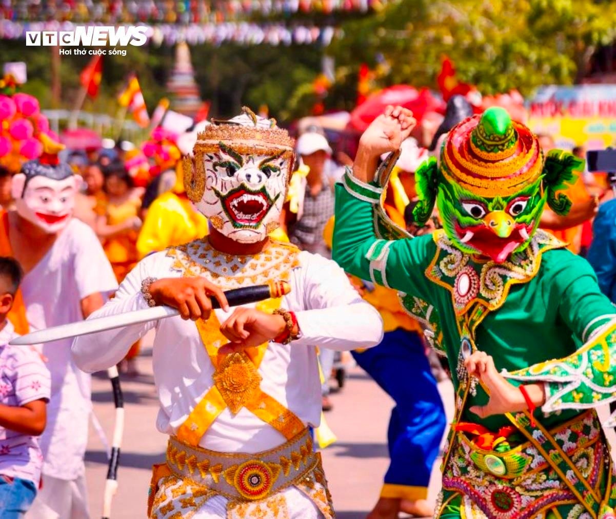 Nghề làm mặt nạ đã hình thành từ hàng trăm năm trước tại vùng Trà Vinh – Vĩnh Long, nơi sân khấu Rô Băm từng rất thịnh hành. Vào mùa nông nhàn, nhất là dịp trước Tết Chôl Chnăm Thmây, người dân tụ họp biểu diễn suốt đêm. Khi ấy, những chiếc mão và mặt nạ trở thành linh hồn của sân khấu, giúp khắc họa rõ nét từng nhân vật qua màu sắc, hình dáng và họa tiết đặc trưng.