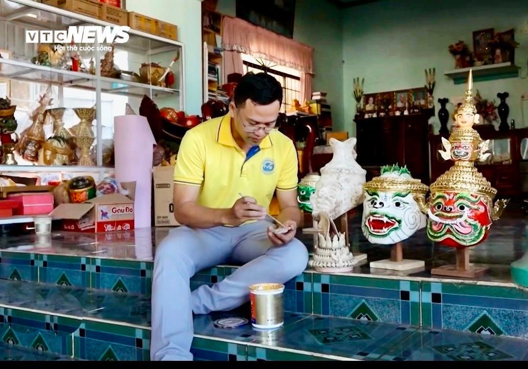 Để tạo ra một chiếc mặt nạ hoàn chỉnh, nghệ nhân phải trải qua hàng chục công đoạn công phu như dựng khuôn, xử lý giấy, dán nhiều lớp, phơi nắng, tách khuôn, mài mịn, sơn, vẽ và trang trí bằng cánh cam, kim sa hay hạt cườm. Mỗi chi tiết đòi hỏi sự tỉ mỉ và sáng tạo, góp phần tạo nên “thần thái” riêng của sản phẩm. Có những mẫu mặt nạ nghệ nhân phải mất nhiều ngày, thậm chí hàng tháng để hoàn thiện, đặc biệt là các mẫu phục vụ sân khấu truyền thống.