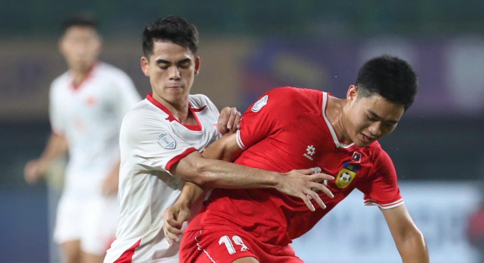 Khuất Văn Khang (áo trắng) làm đội trưởng U22 Việt Nam.