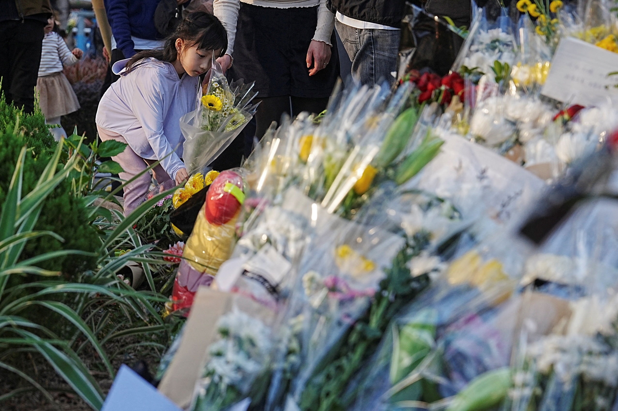 Đài tưởng niệm tạm thời gần khu chung cư Wang Fuk Court. (Ảnh: Reuters/Lam Yik)
