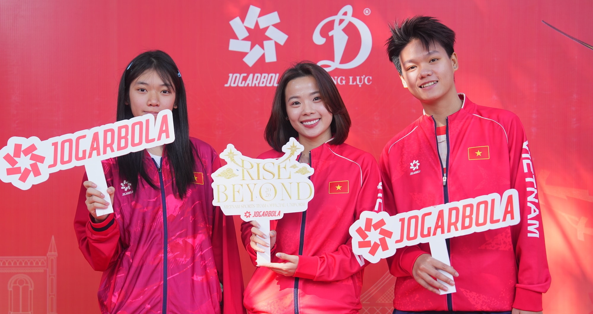 Thùy Linh (giữa) đi catwalk đầy tự tin.