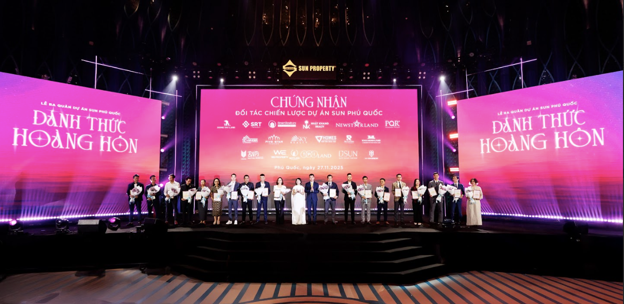 Đại diện Sun Property trao chứng nhận phân phối dự án cho các đối tác chiến lược. (Ảnh: Ánh Dương)