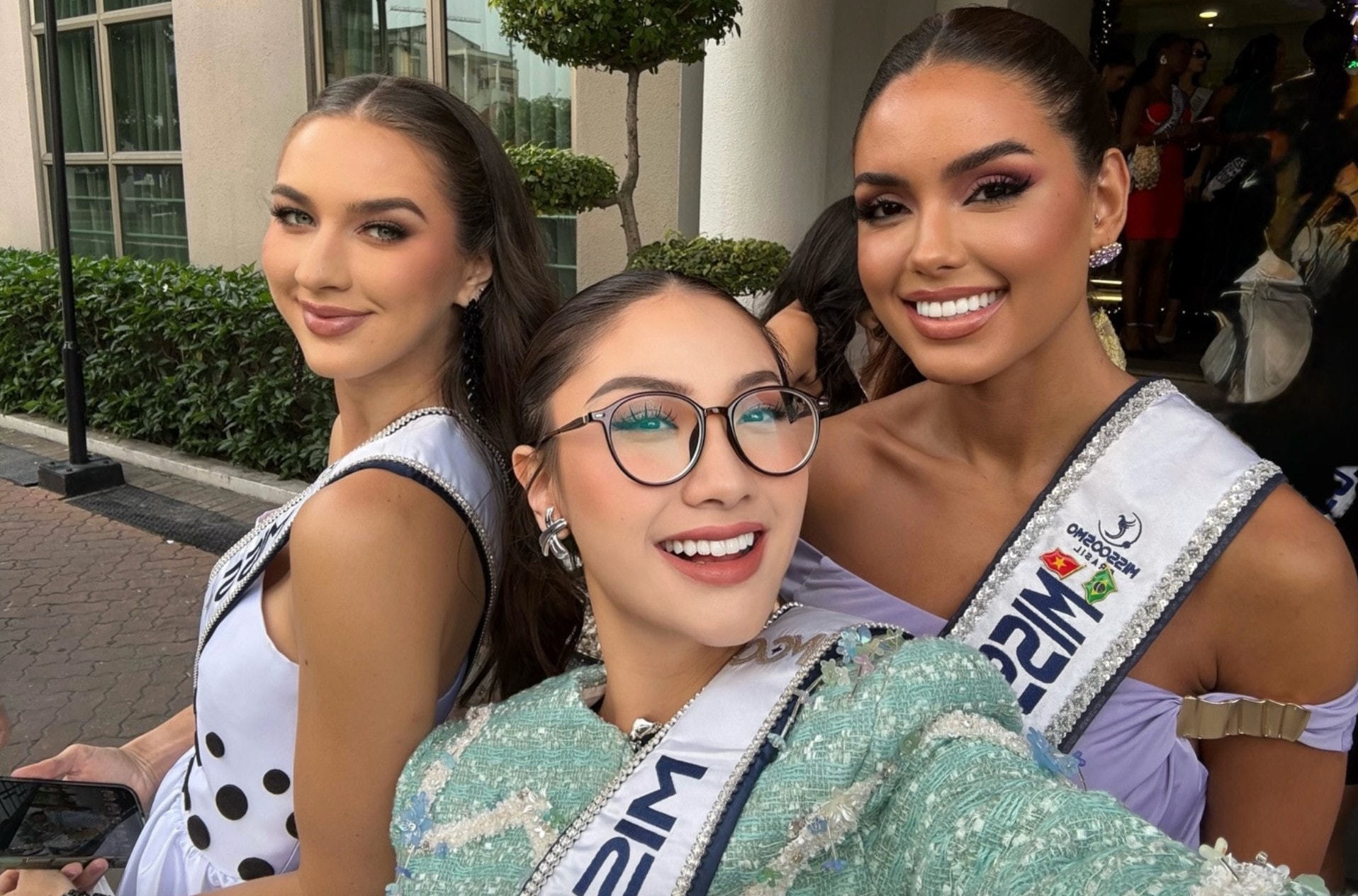 Đại diện Việt Nam phải đeo kính trong một số hoạt động vì gặp sự cố về mắt.