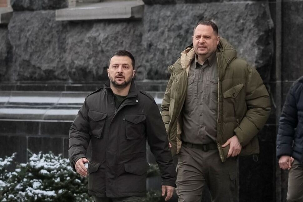 Tổng thống Ukraine Volodymyr Zelensky và Chánh Văn phòng Tổng thống Andrii Yermak. (Ảnh: Reuters)