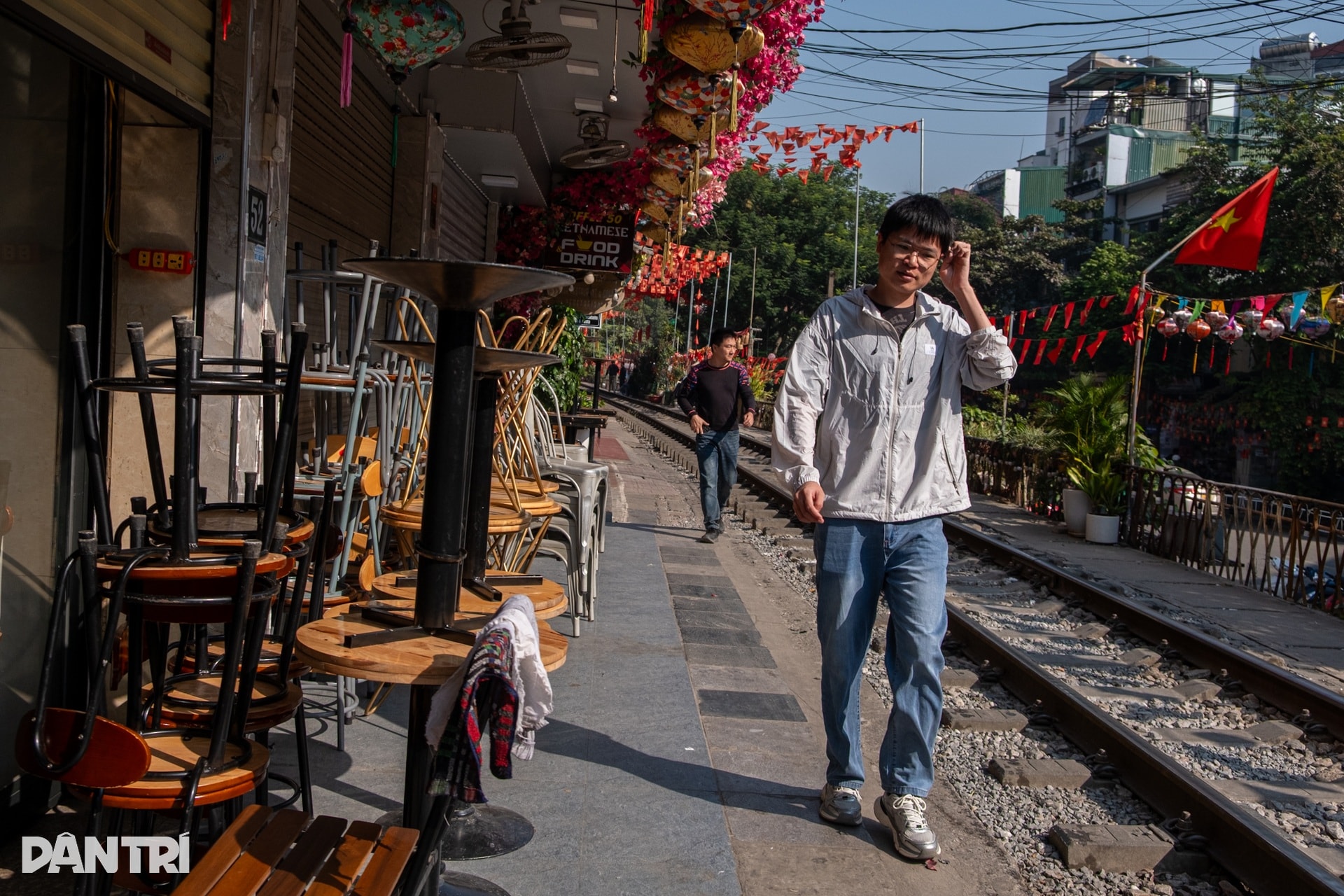 Phố cà phê đường tàu nhộn nhịp trở lại sau khi bị giải tỏa - 7