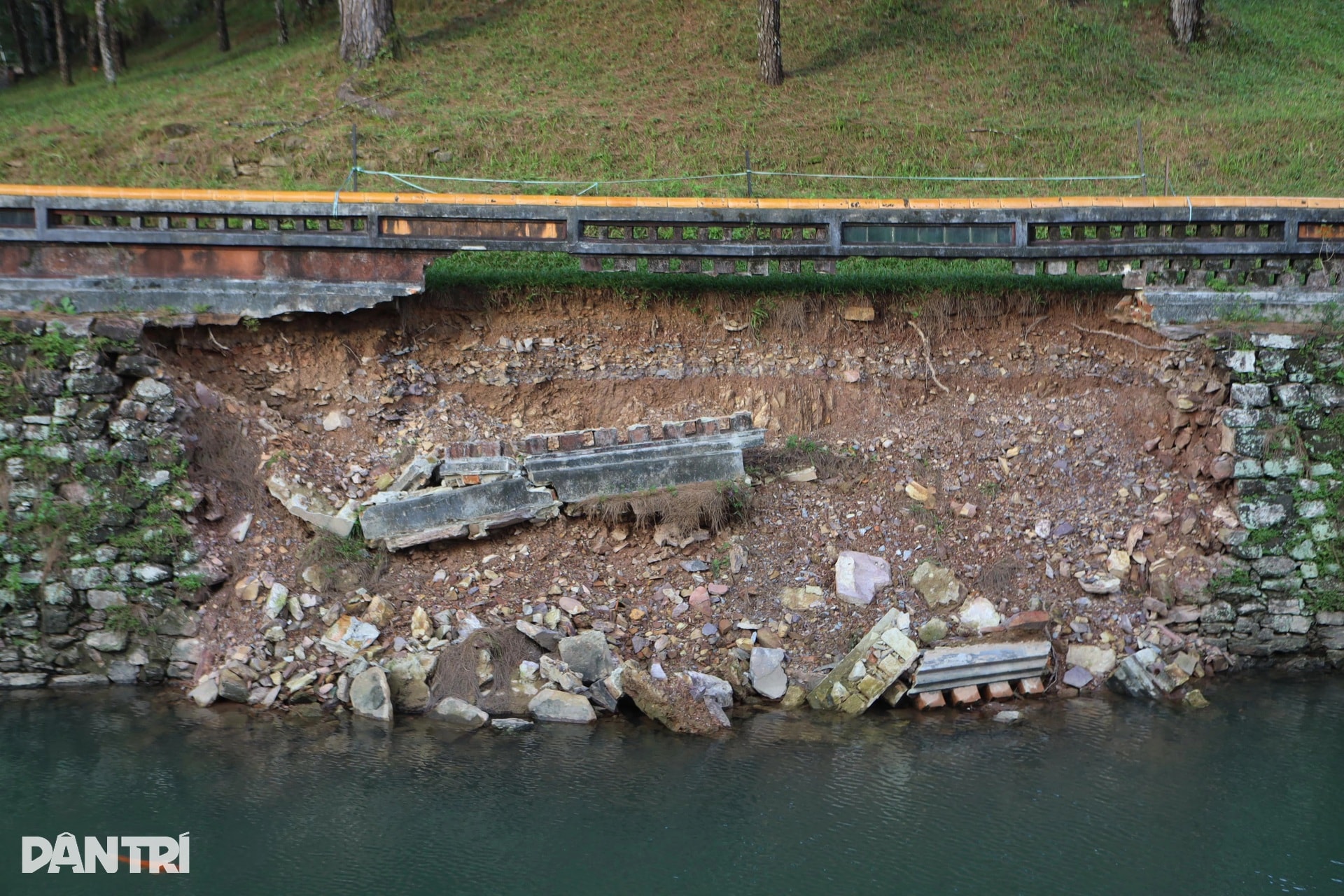 Hiện trạng cung đình, lăng tẩm triều Nguyễn sau các đợt mưa lũ kéo dài - 13 Hiện trạng cung đình, lăng tẩm triều Nguyễn sau các đợt mưa lũ kéo dài - 13