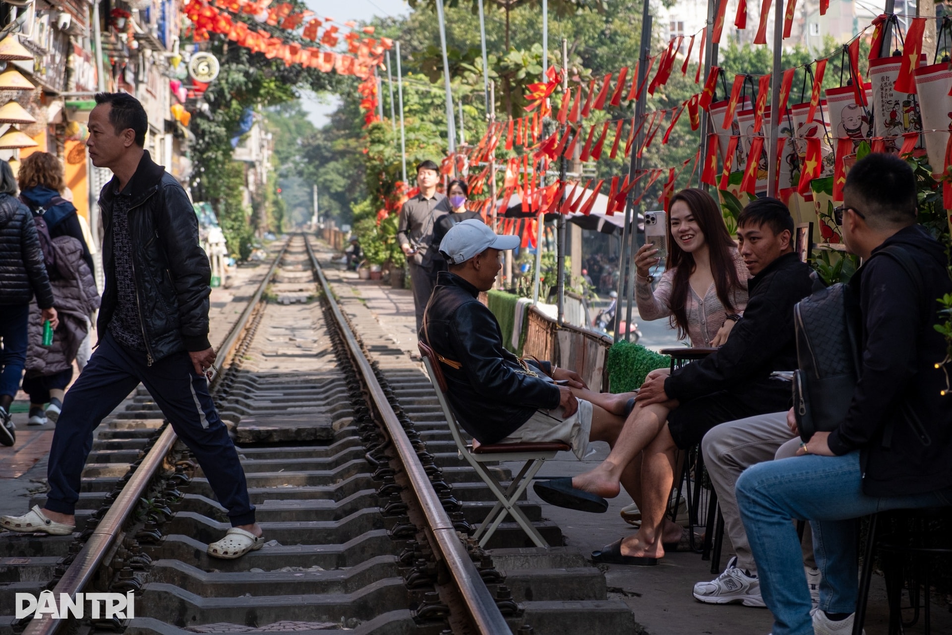 Phố cà phê đường tàu nhộn nhịp trở lại sau khi bị giải tỏa - 10