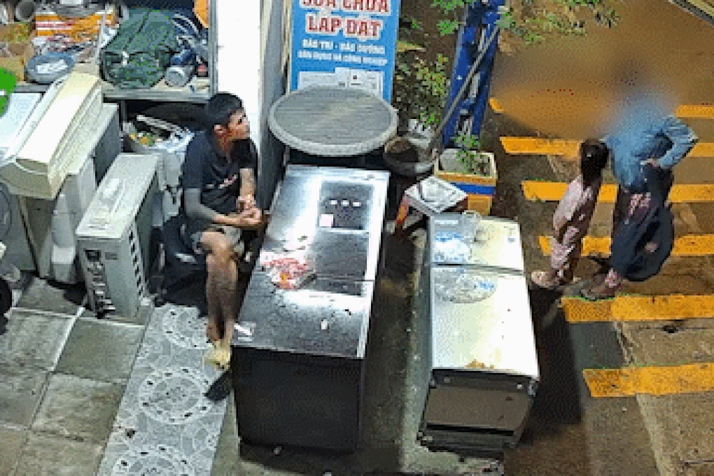 Còn 400.000 đồng trong túi, thợ điện san sẻ cho mẹ con nghèo gây xúc động - 1 Còn 400.000 đồng trong túi, thợ điện san sẻ cho mẹ con nghèo gây xúc động - 1