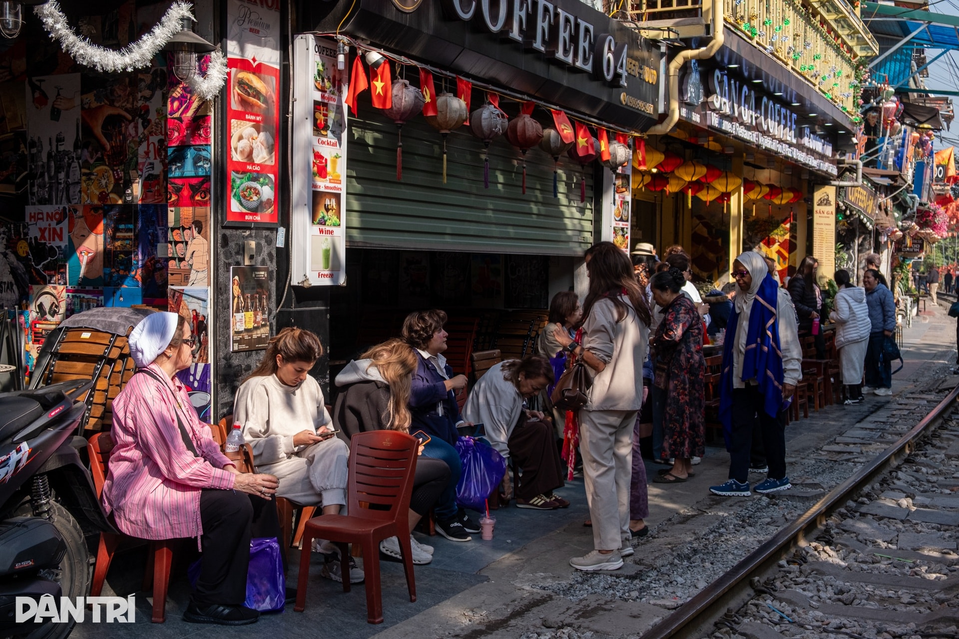 Phố cà phê đường tàu nhộn nhịp trở lại sau khi bị giải tỏa - 2