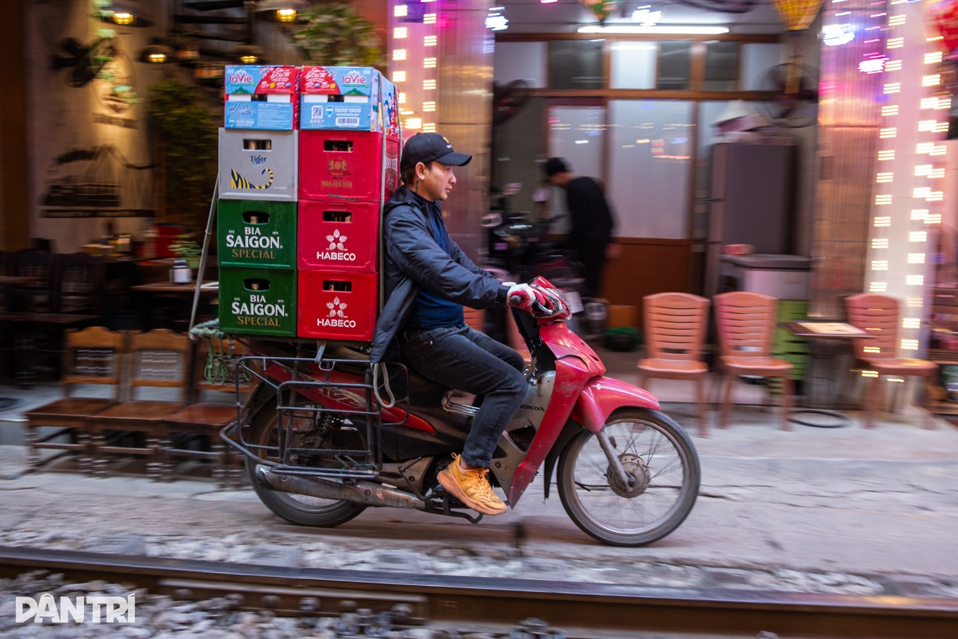 Phố cà phê đường tàu nhộn nhịp trở lại sau khi bị giải tỏa - 9