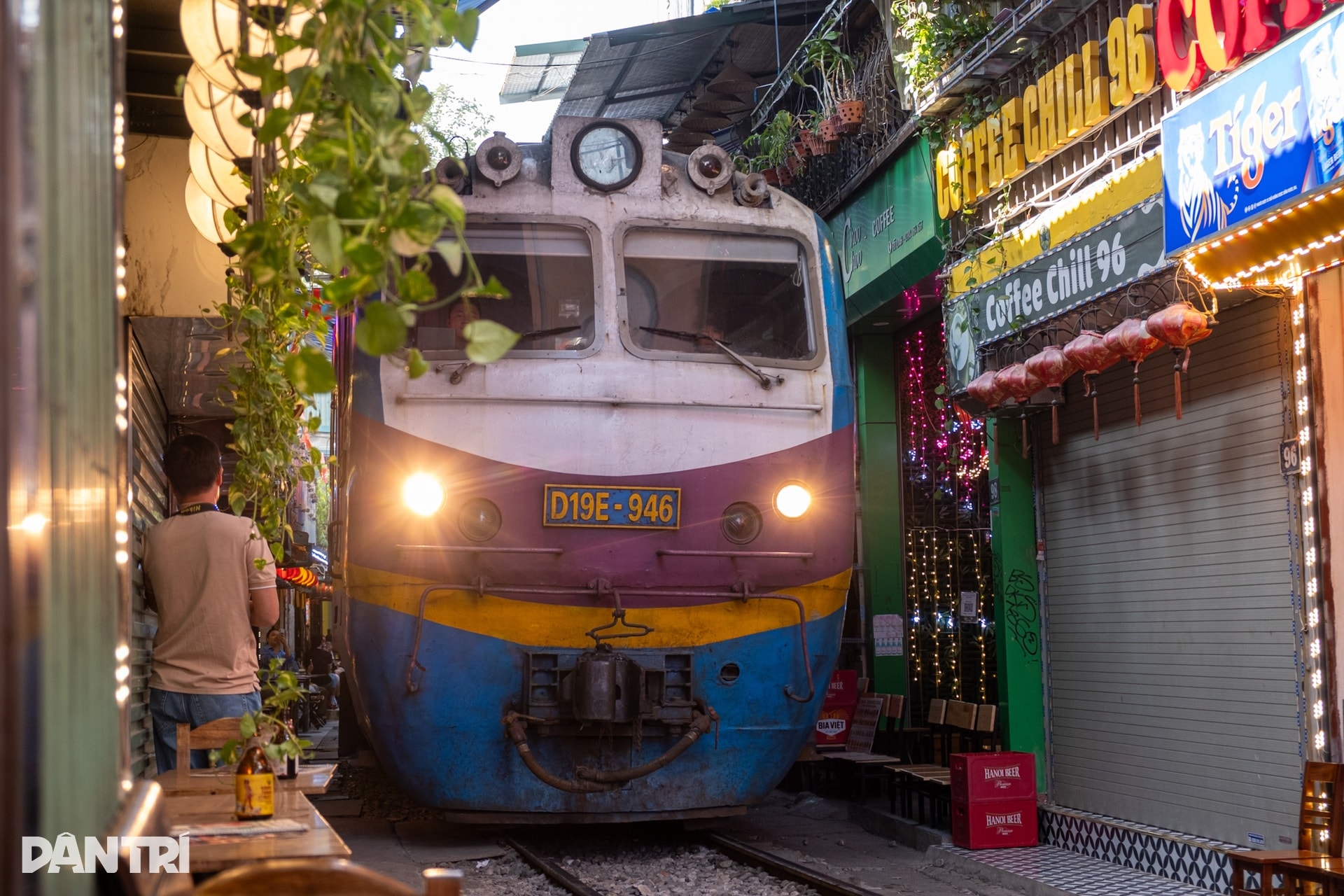 Phố cà phê đường tàu nhộn nhịp trở lại sau khi bị giải tỏa - 11