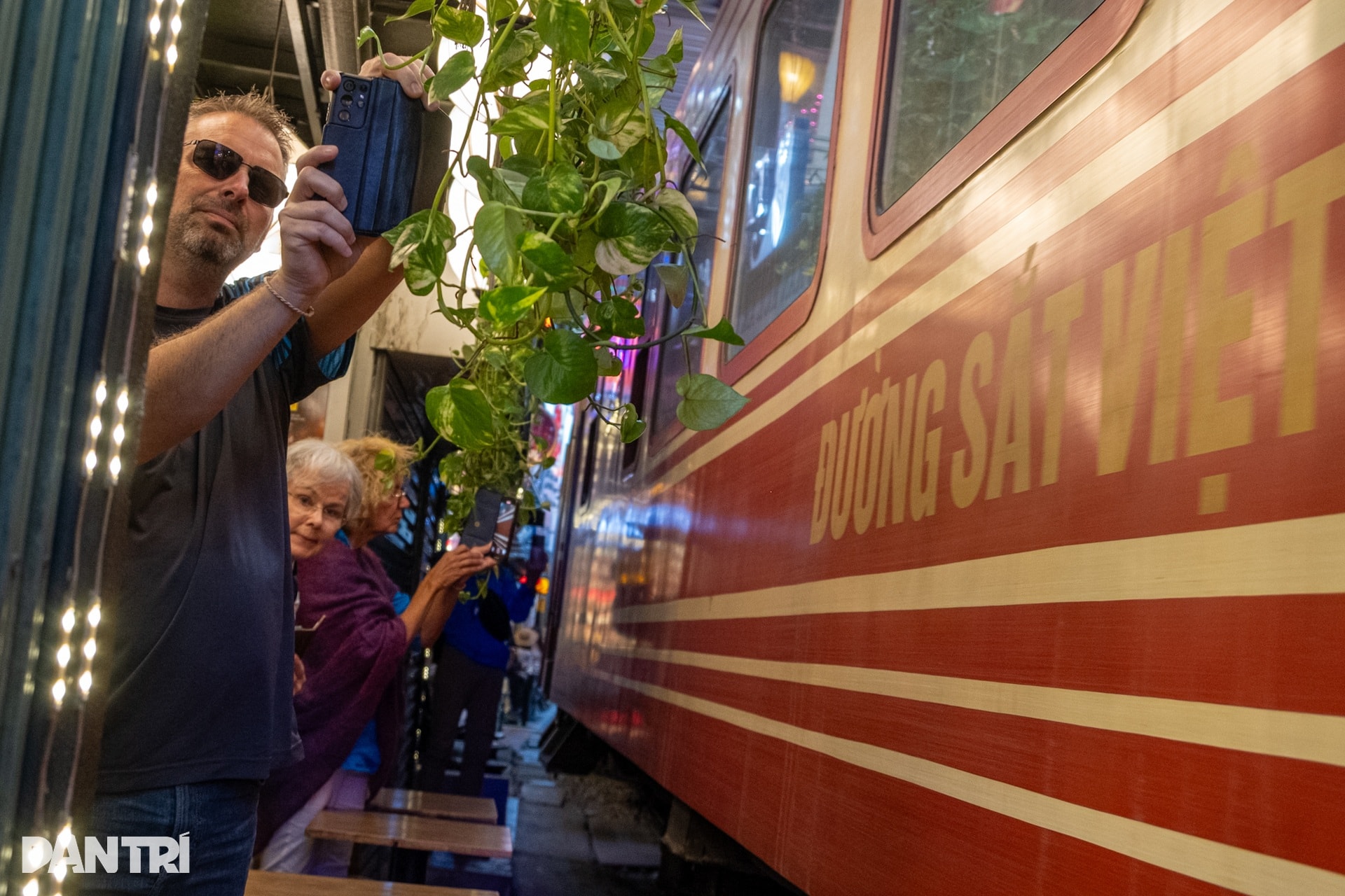 Phố cà phê đường tàu nhộn nhịp trở lại sau khi bị giải tỏa - 3