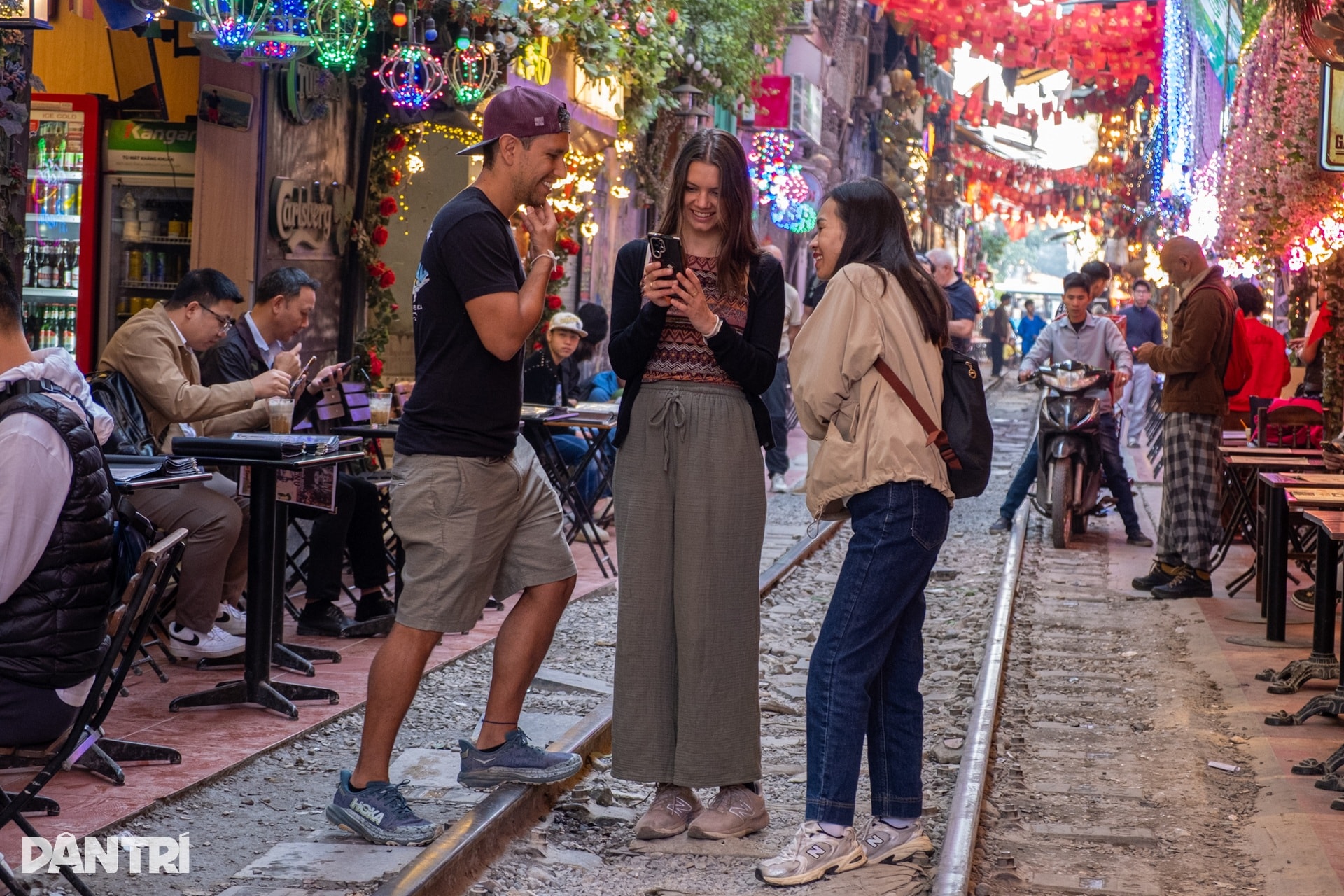 Phố cà phê đường tàu nhộn nhịp trở lại sau khi bị giải tỏa - 8