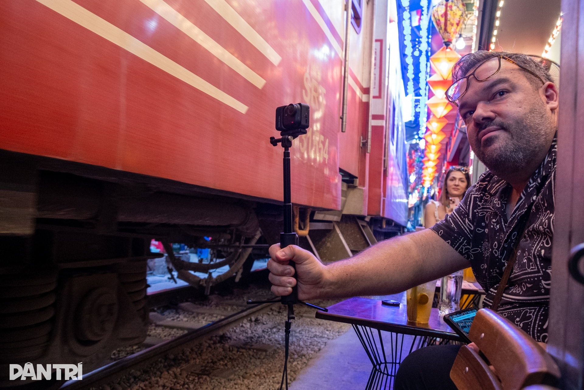 Phố cà phê đường tàu nhộn nhịp trở lại sau khi bị giải tỏa - 5