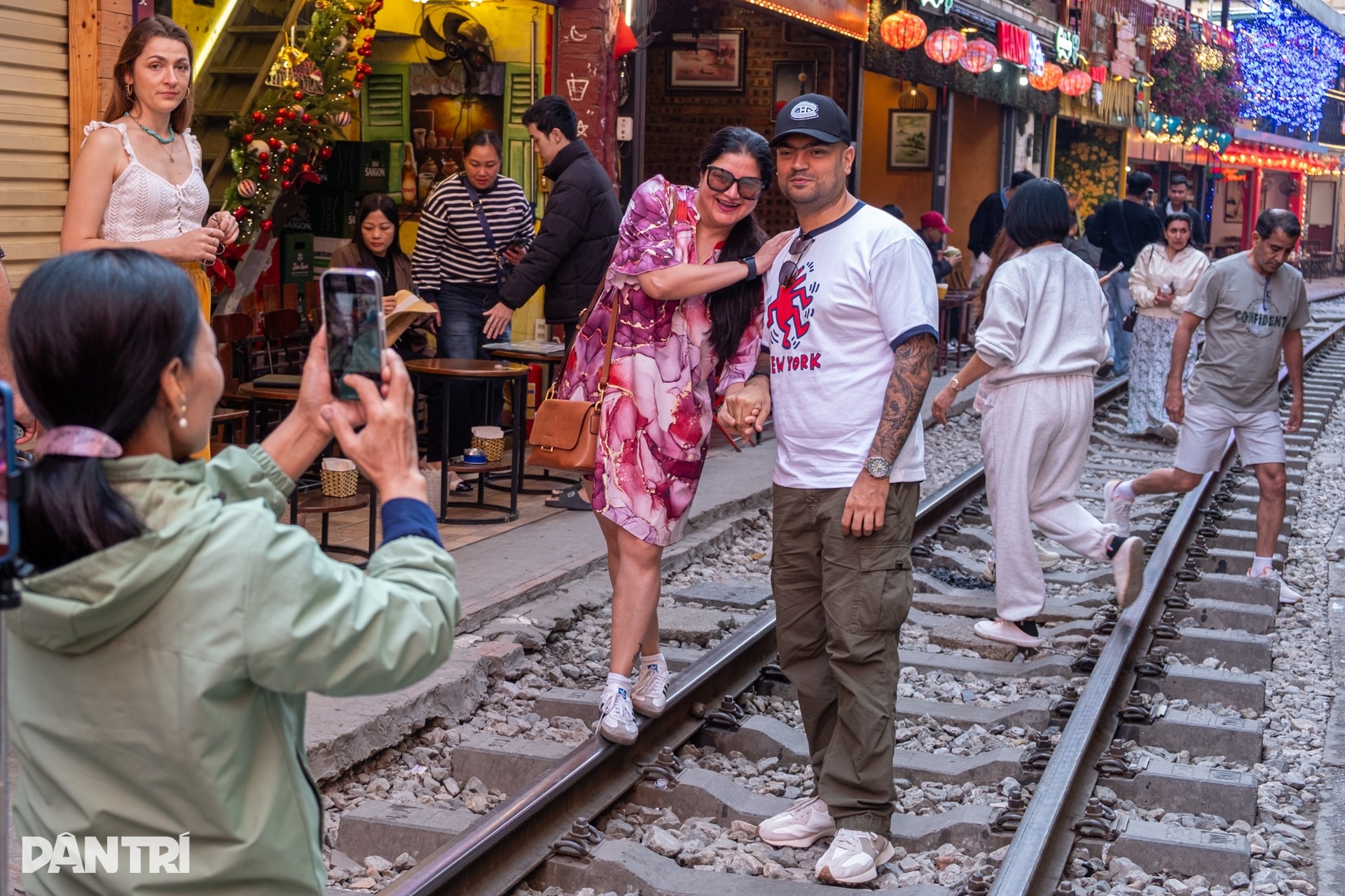 Phố cà phê đường tàu nhộn nhịp trở lại sau khi bị giải tỏa - 1