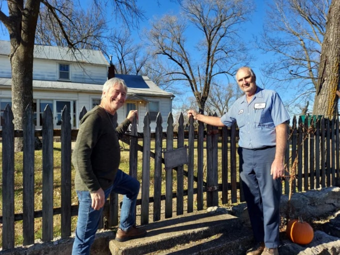 John (trái) chụp ảnh cùng Vernon trước ngôi nhà năm xưa. Ảnh: CNN