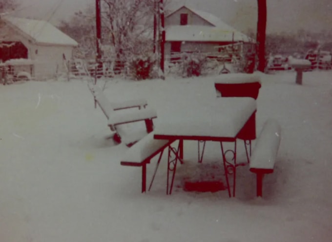 Khung cảnh tuyết phủ trắng xóa bộ bàn ghế trước cửa ngôi nhà John trú ẩn cách đây 41 năm. Ảnh: CNN