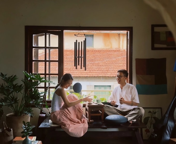 Thùy Dung (trái), 27 tuổi, ở Đà Lạt, Lâm Đồng trong một buổi work date, tháng 11/2025. Ảnh: Nhân vật cung cấp.