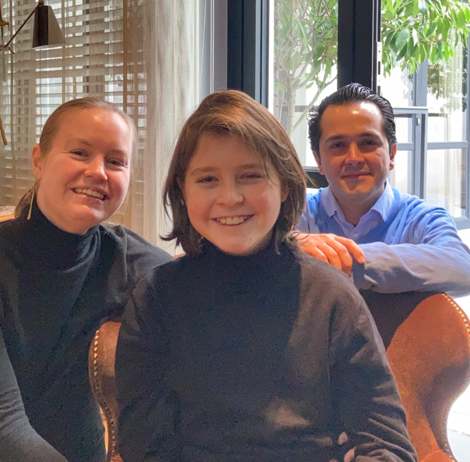 Laurent Simons chụp cùng bố mẹ tại nhà riêng tại Bỉ năm 2021. Ảnh: Justin Stares