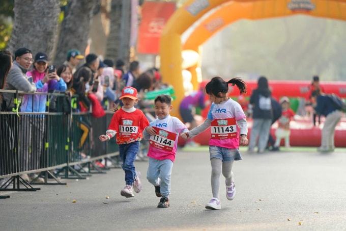 Runner nhí trên đường đua sáng 29/11. Ảnh: VnExpress Marathon