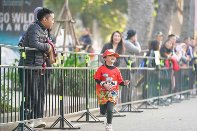 Runner nhí 6 tuổi trên đường đua. Ảnh: VnExpress Marathon