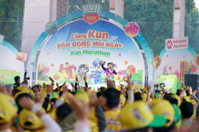 2.000 runner giao lưu trước giờ xuất phát, sáng 29/11. Ảnh: VnExpress Marathon