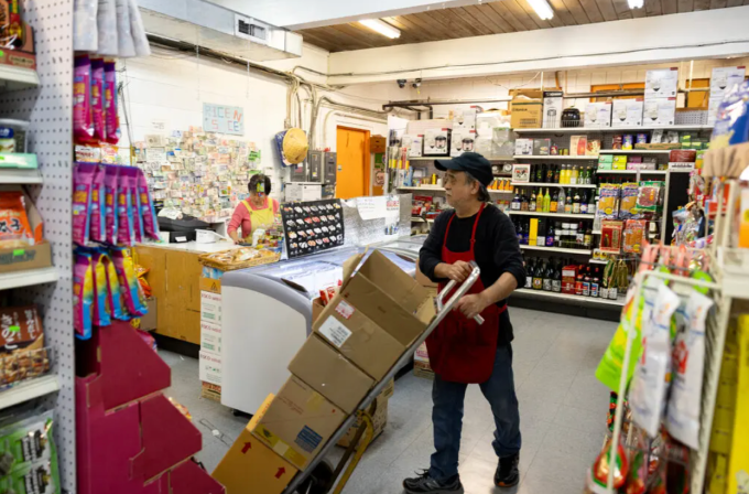 Ông Chong Man Kim và vợ, bà Byung Sook, sở hữu một cửa hàng tạp hóa châu Á ở Corvallis, Oregon, và sống gần đó tại Eugene. Ảnh: Amy Qin