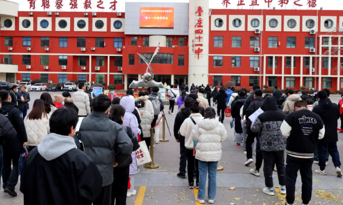 Các ứng viên tham gia kỳ thi viết dành cho công chức vào tháng 12/2023 ở Trung Quốc. Ảnh: Guardian