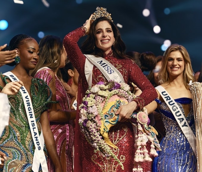 Đại diện Mexico Fátima Bosch (giữa) là người đoạt vương miện năm nay. Ảnh: MU