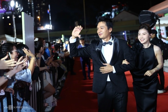 Vợ chồng diễn viên Quang Tuấn - Linh Phi diện phong cách đơn sắc trên thảm đỏ. Quang Tuấn là một trong những cái tên gây chú ý làng phim Việt năm nay, với các dự án trăm tỷ như Quỷ nhập tràng, Truy tìm long diên hương.