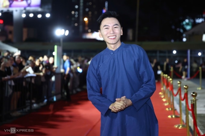 Khoai Lang Thang góp mặt ở hai đề cử lớn - Nhà sáng tạo nội dung truyền cảm hứng và Nhà sáng tạo của năm. YouTuber gây tiếng vang trong giới yêu thích xê dịch nhờ loạt video ghi nhận góc nhìn chân thực, gần gũi cùng lối dẫn dắt, tiếp cận văn hóa, con người một cách tự nhiên, dễ gây thiện cảm.