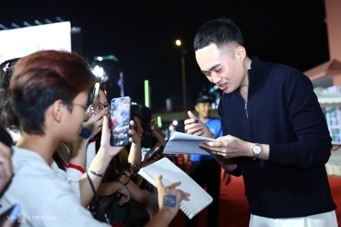 Tina Thảo Thi nổi tiếng với loạt video tương tác cùng sao ở series Review Idol, kèm câu nói quen thuộc Peek a boo. Anh còn thu hút fan qua chuỗi Góp điều nhỏ bé - series cộng đồng hàng chục tập.