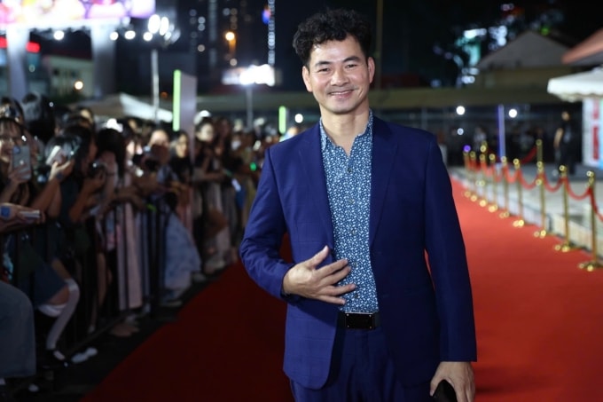 Ông Xuân Bắc nằm trong hội đồng giám khảo Vietnam iContent 2025 năm nay, bên cạnh những gương mặt có tầm ảnh hưởng ở nhiều lĩnh vực. Ông đến sự kiện từ sớm, được đông đảo khán giả trẻ chào đón trên thảm đỏ.Nghệ sĩ Xuân Bắc, 49 tuổi, sinh tại Phú Thọ, tốt nghiệp Đại học Sân khấu Điện ảnh Hà Nội, sau đó làm việc tại Nhà hát kịch Việt Nam. Năm 2024, ông được Nhà nước trao tặng danh hiệu Nghệ sĩ Nhân dân.