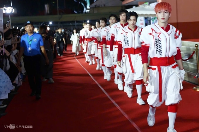 Long Hoàng dẫn đầu dàn Tân binh thăng cấp chương trình Tân binh toàn năng dự thảm đỏ. Anh và 10 thí sinh diễn mở màn gala trao giải.