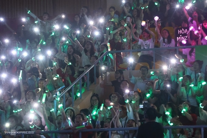 Khán giả cổ vũ Hòa Minzy. Ảnh: Thanh Tùng