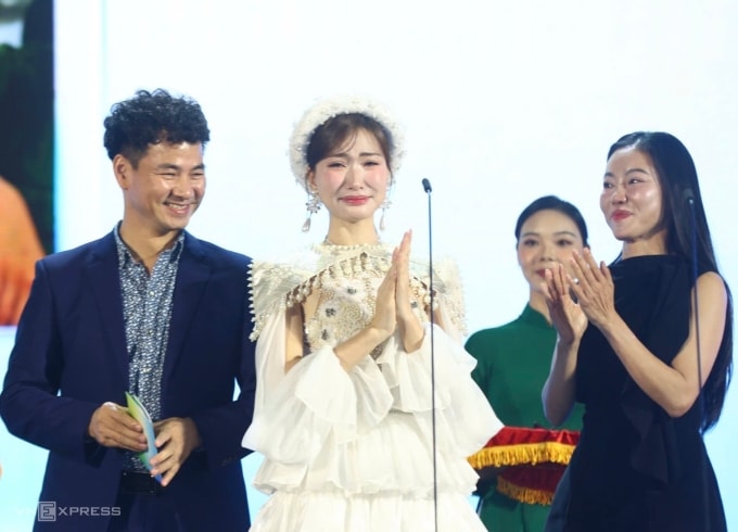 Hòa Minzy khóc khi ca khúc Bắc Bling được xướng tên ở hạng mục Âm nhạc truyền cảm hứng. Ảnh: Thanh Tùng