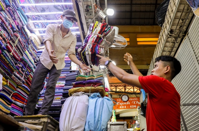 Tiểu thương bán hàng tại chợ Bến Thành (TP HCM). Ảnh: Quỳnh Trần