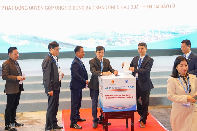 Tại diễn đàn, các đại biểu tham gia ủng hộ được hơn 308 triệu đồng ủng hộ đồng bào miền Trung bị ảnh hưởng do bão lũ. Ảnh: Nguyễn Đông