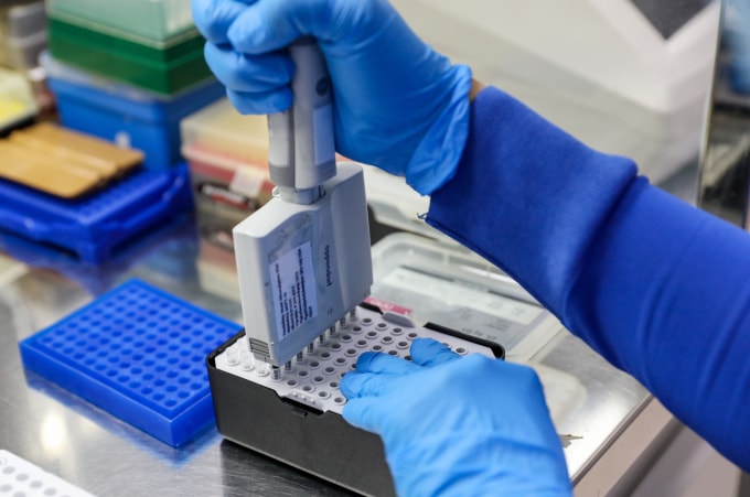 Xét nghiệm cho bệnh nhân. Ảnh: Quỳnh Trần