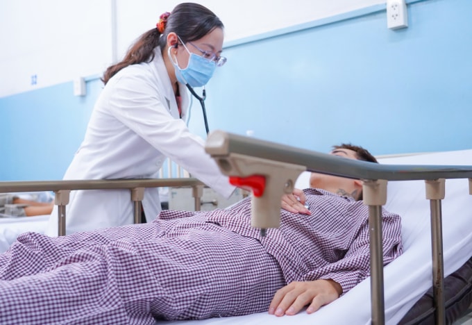 Bệnh nhân nhập Bệnh viện Nhân dân Gia Định điều trị sau khi ăn bánh mì cóc Cô Bích. Ảnh: Bệnh viện cung cấp