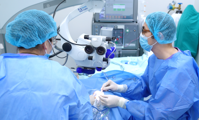 Bác sĩ Hưng thực hiện phẫu thuật cắt dịch kính cho người bệnh. Ảnh: Bệnh viện Đa khoa Tâm Anh