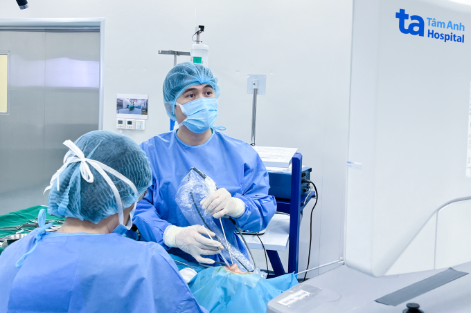Bác sĩ Thái Duy nội soi chỉnh hình mũi cho chị Hàn. Ảnh: Bệnh viện Đa khoa Tâm Anh