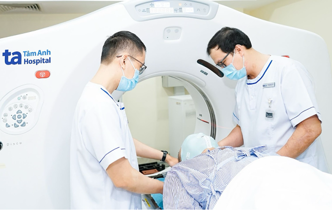 Kỹ thuật viên điều chỉnh tư thế chuẩn cho người bệnh trước khi chụp CT mô phỏng điều trị ung thư. Ảnh minh họa: Bệnh viện Đa khoa Tâm Anh