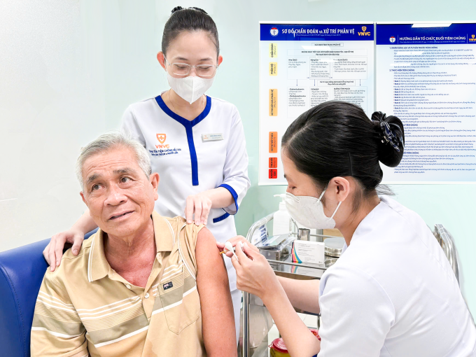 Người lớn tiêm vaccine phòng viêm phổi, viêm phế quản do virus hợp bào hô hấp RSV tại Hệ thống Tiêm chủng VNVC. Ảnh: Mộc Thảo