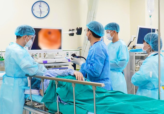 Bác sĩ Khanh nội soi tiêu hóa trên cho người bệnh. Ảnh: Bệnh viện Đa khoa Tâm Anh